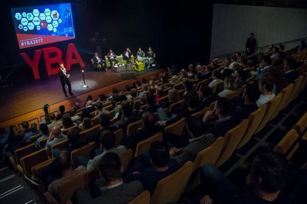 Tom Coronel presenteert de tweede halve-finale van de Young Business Award 2017