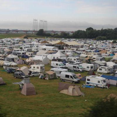 Auto en campers in het veld