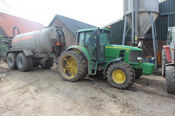 Tractor met mestwagen