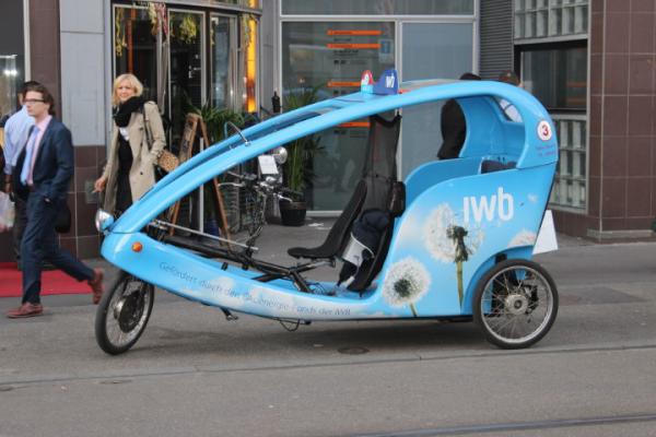 Mansveld versoepelt taxiwetgeving, UberPop blijft verboden