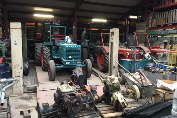 Werkplaats met tractors