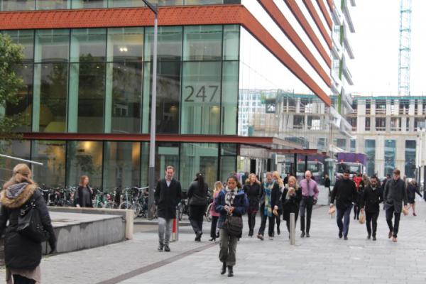 Mensen onderweg naar het werk