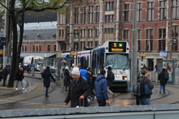 Mensen onderweg naar werk