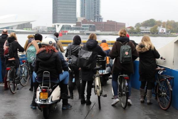 Mensen onderweg werk