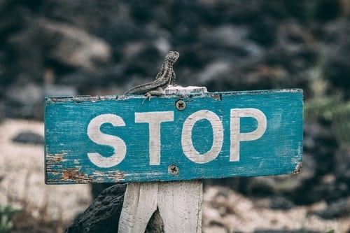 Bord met de tekst stop