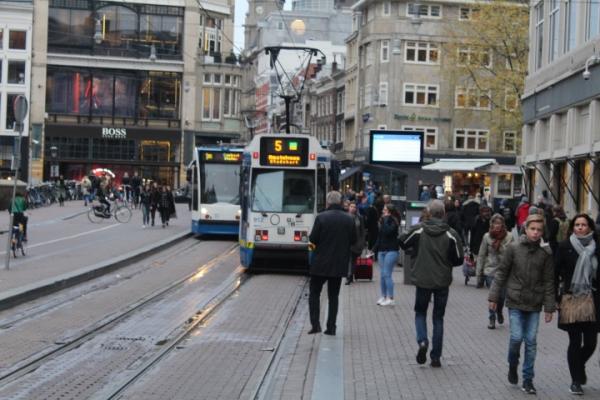 Mensen onderweg naar werk