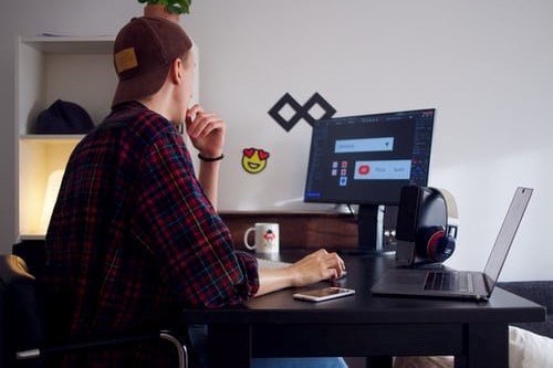 Ondernemer achter computer