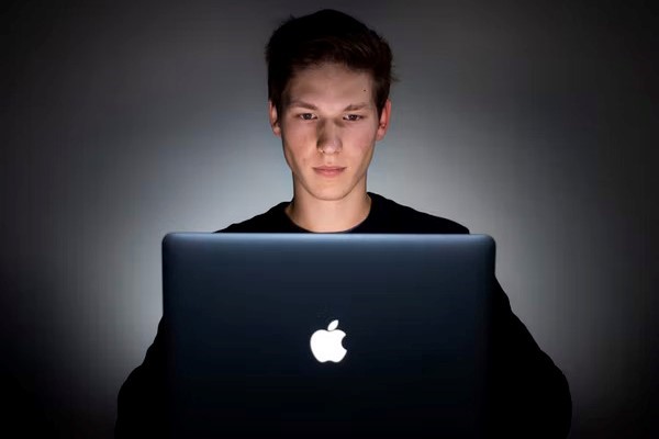 Man achter laptop Man achter laptop