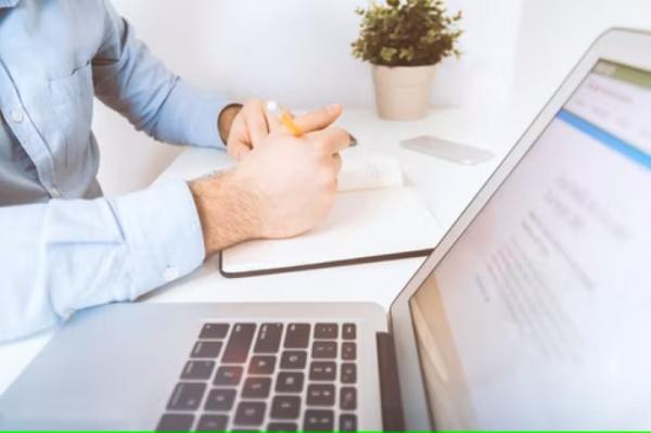 Accountant aan het werk Accountant aan het werk