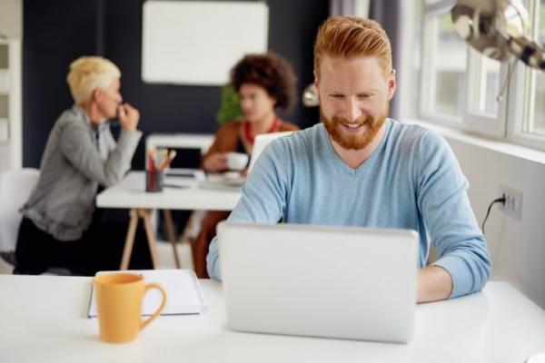 Man aan het werk laptop Man aan het werk laptop
