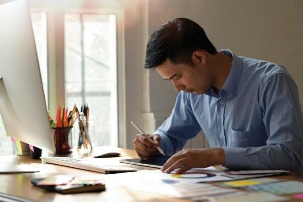 Man boekhouding aan het opzetten Man boekhouding aan het opzetten