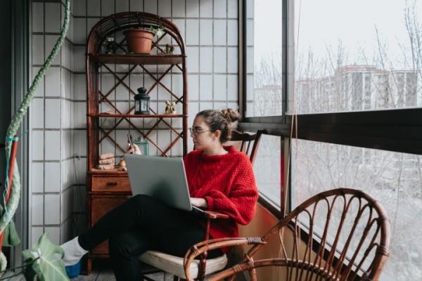 Aan het werken op de laptop Aan het werken op de laptop