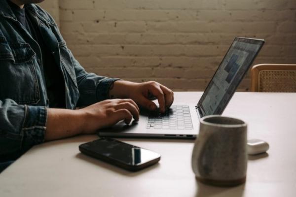 Werken op laptop Werken op laptop