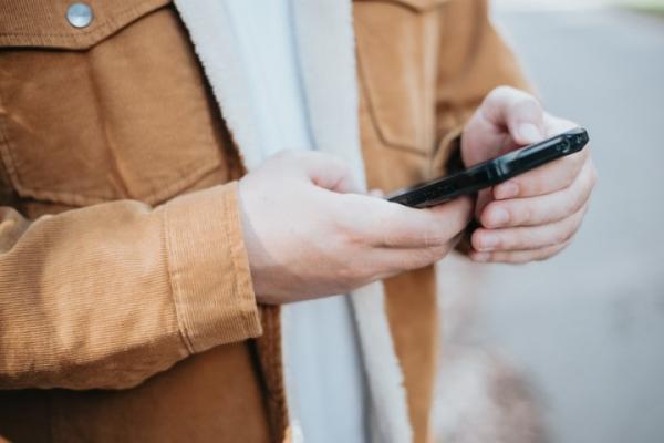 Man met mobiele telefoon Man met mobiele telefoon
