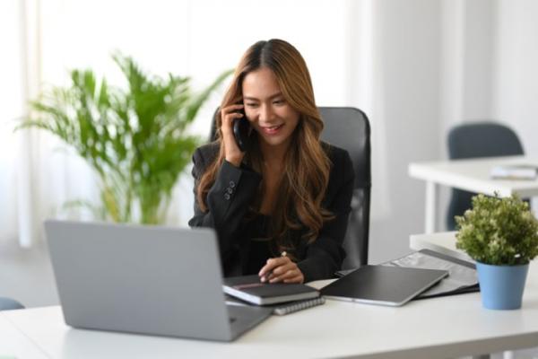 Vrouw aan het bellen