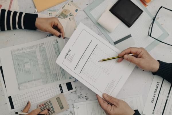 Facturen aan het bekijken Facturen aan het bekijken