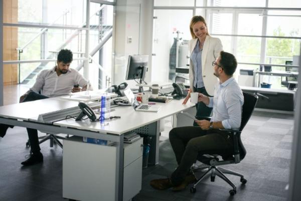 Drie mensen op kantoor Drie mensen op kantoor