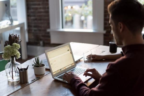 Werken aan website op laptop Werken aan website op laptop
