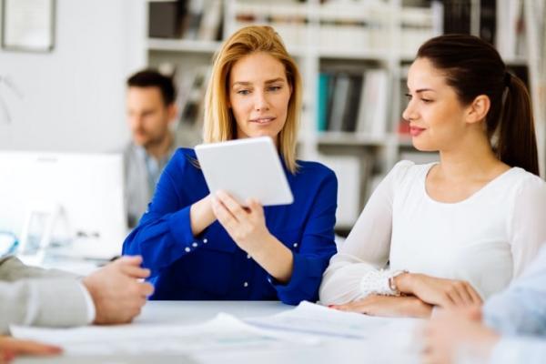 Twee vrouwen aan het praten Twee vrouwen aan het praten