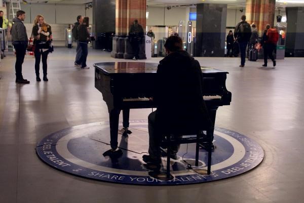 Pianospeler op station