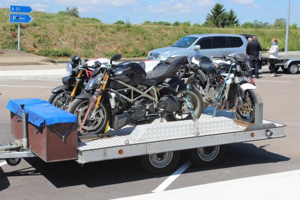 Aanhanger met motoren