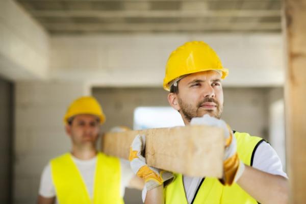 Timmerman aan het werk bouw Timmerman aan het werk bouw