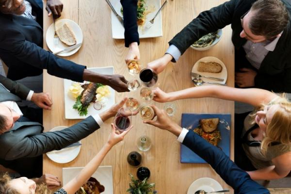 Ondernemers aan het eten en drinken