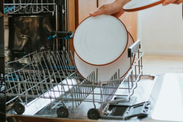 Maakt je vaatwasser rare geluiden? Dit kun je doen